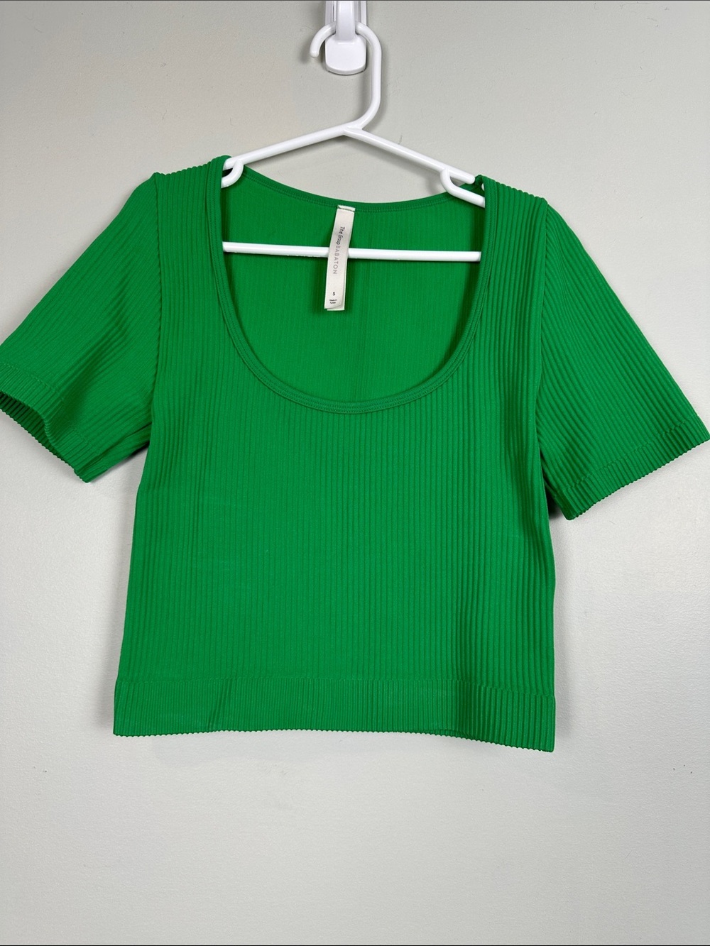 Babaton sculpt cropped T-shirt Kelly green Aritzia top